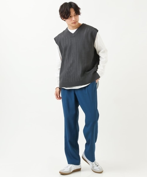 a.v.v（アーヴェヴェ）の「レイヤードカットソー付きVネックニットベスト（ベスト・メンズ・チャコールグレー/ライトブルー/ベージュ・44/46/48/50）」の12枚目の写真