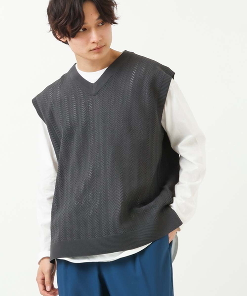 a.v.v（アーヴェヴェ）の「レイヤードカットソー付きVネックニットベスト（ベスト・メンズ・チャコールグレー/ライトブルー/ベージュ・44/46/48/50）」の13枚目の写真