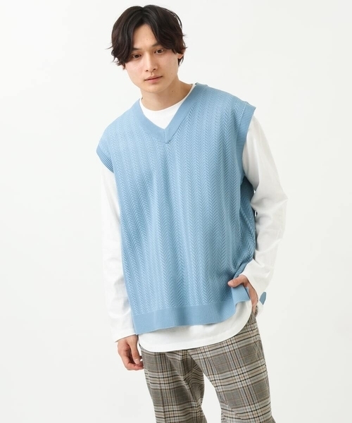 a.v.v（アーヴェヴェ）の「レイヤードカットソー付きVネックニットベスト（ベスト・メンズ・チャコールグレー/ライトブルー/ベージュ・44/46/48/50）」の14枚目の写真