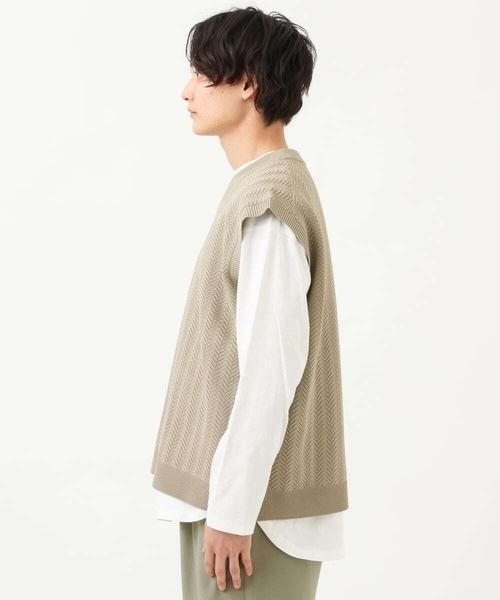 a.v.v（アーヴェヴェ）の「レイヤードカットソー付きVネックニットベスト（ベスト・メンズ・チャコールグレー/ライトブルー/ベージュ・44/46/48/50）」の16枚目の写真