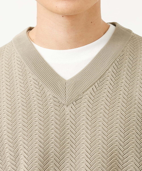 a.v.v（アーヴェヴェ）の「レイヤードカットソー付きVネックニットベスト（ベスト・メンズ・チャコールグレー/ライトブルー/ベージュ・44/46/48/50）」の18枚目の写真