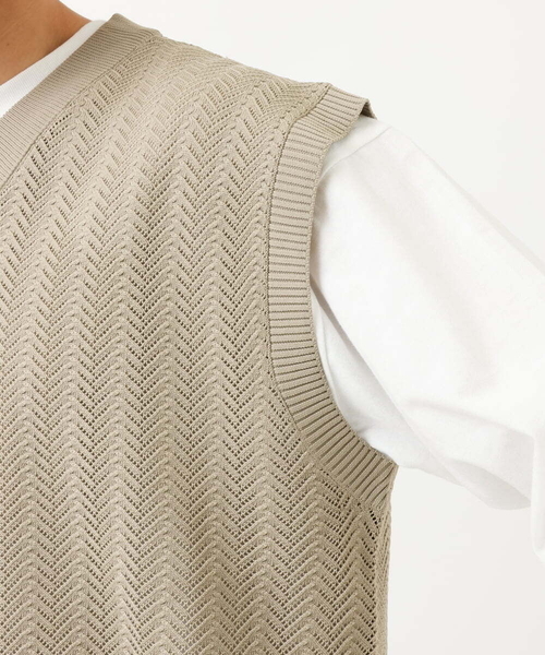 a.v.v（アーヴェヴェ）の「レイヤードカットソー付きVネックニットベスト（ベスト・メンズ・チャコールグレー/ライトブルー/ベージュ・44/46/48/50）」の19枚目の写真