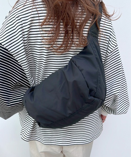 y/m（イム）の「ナイロンラウンドショルダーバッグ（ショルダーバッグ・レディース・ブラック/ホワイト・FREE）」の3枚目の写真