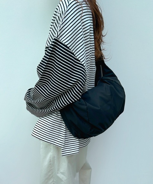 y/m（イム）の「ナイロンラウンドショルダーバッグ（ショルダーバッグ・レディース・ブラック/ホワイト・FREE）」の4枚目の写真