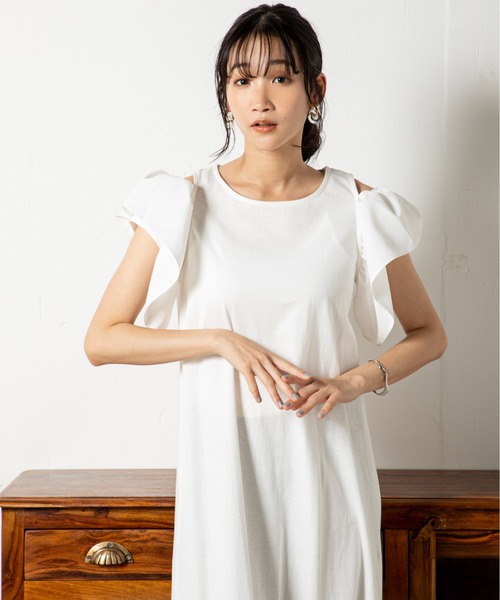 MILLION CARATS(ミリオンカラッツ)の「大きく広がる袖のフリルが二の腕を華奢に魅せるカットアウトTワンピース(ワンピース・レディース・ブラウン/オフホワイト/ブラック・FREE)」の13枚目の写真