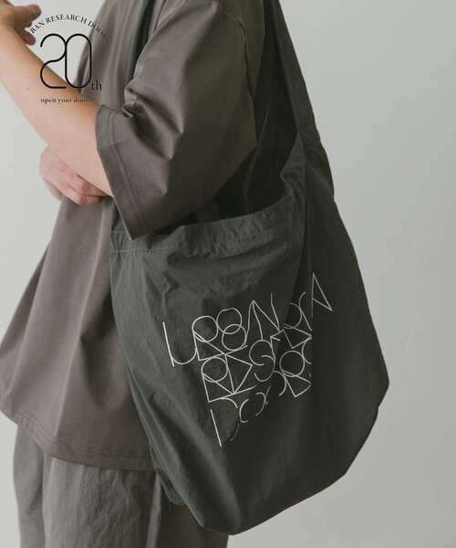 URBAN RESEARCH DOORS(アーバンリサーチドアーズ)の「20周年ロゴプリントショルダーバッグ(ショルダーバッグ・メンズ・チャコールグレー/オフホワイト/パープル/ブラック・-)」の4枚目の写真