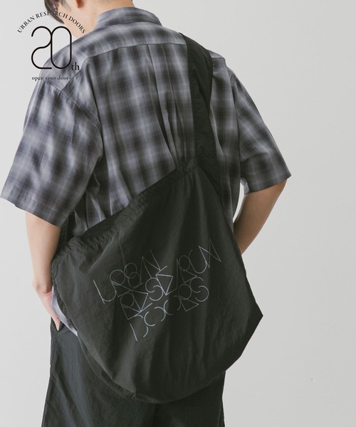 URBAN RESEARCH DOORS(アーバンリサーチドアーズ)の「20周年ロゴプリントショルダーバッグ(ショルダーバッグ・メンズ・チャコールグレー/オフホワイト/パープル/ブラック・-)」の3枚目の写真