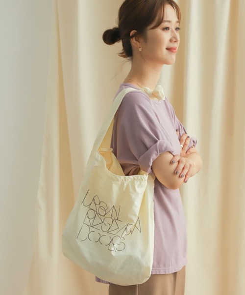 URBAN RESEARCH DOORS(アーバンリサーチドアーズ)の「20周年ロゴプリントショルダーバッグ(ショルダーバッグ・メンズ・チャコールグレー/オフホワイト/パープル/ブラック・-)」の5枚目の写真