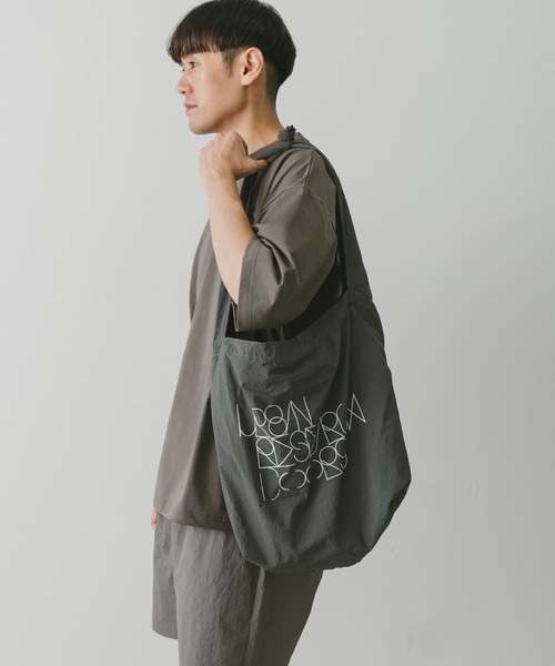 URBAN RESEARCH DOORS(アーバンリサーチドアーズ)の「20周年ロゴプリントショルダーバッグ(ショルダーバッグ・メンズ・チャコールグレー/オフホワイト/パープル/ブラック・-)」の17枚目の写真