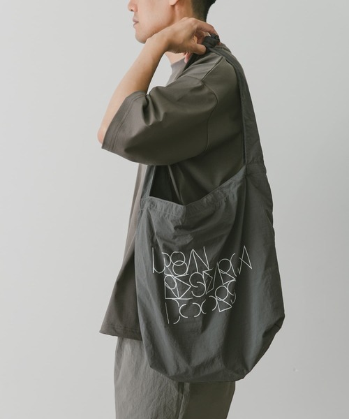 URBAN RESEARCH DOORS(アーバンリサーチドアーズ)の「20周年ロゴプリントショルダーバッグ(ショルダーバッグ・メンズ・チャコールグレー/オフホワイト/パープル/ブラック・-)」の8枚目の写真