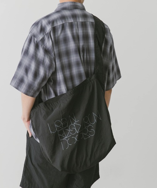 URBAN RESEARCH DOORS(アーバンリサーチドアーズ)の「20周年ロゴプリントショルダーバッグ(ショルダーバッグ・メンズ・チャコールグレー/オフホワイト/パープル/ブラック・-)」の10枚目の写真