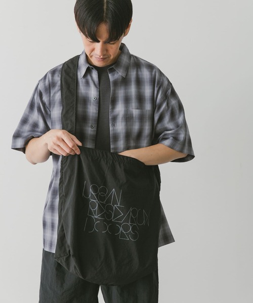 URBAN RESEARCH DOORS(アーバンリサーチドアーズ)の「20周年ロゴプリントショルダーバッグ(ショルダーバッグ・メンズ・チャコールグレー/オフホワイト/パープル/ブラック・-)」の12枚目の写真