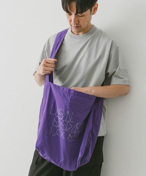 URBAN RESEARCH DOORS(アーバンリサーチドアーズ)の「20周年ロゴプリントショルダーバッグ(ショルダーバッグ・メンズ・チャコールグレー/オフホワイト/パープル/ブラック・-)」の20枚目の写真