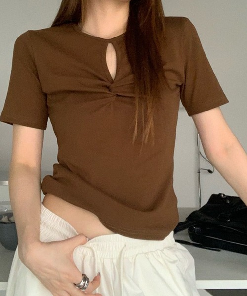 LYEON(リヨン)の「ねじりスリットトップス(Tシャツ/カットソー・レディース・ホワイト/ブラウン・FREE)」の2枚目の写真