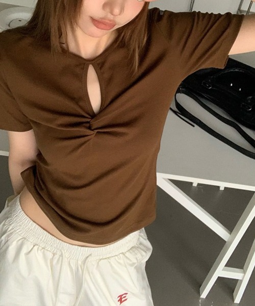 LYEON(リヨン)の「ねじりスリットトップス(Tシャツ/カットソー・レディース・ホワイト/ブラウン・FREE)」の6枚目の写真