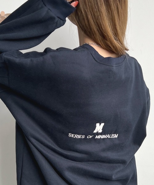 Futier land（フューティアランド）の「さりげないロゴが目を惹いてカワイイ！バック刺繍ロゴBIGトレーナー（スウェット・レディース・ネイビー/グレー/ホワイト/パープル・FREE）」の3枚目の写真