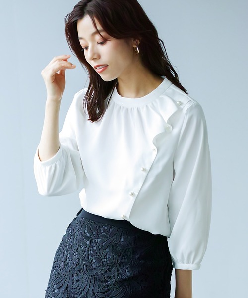 WHITE JOOLA（ホワイトジョーラ）の「サイドパール調ブラウス（シャツ/ブラウス・レディース・ベージュ/ネイビー/サックスブルー/オフホワイト・M/S/L）」の2枚目の写真