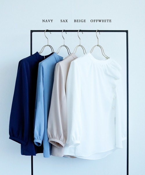 WHITE JOOLA（ホワイトジョーラ）の「サイドパール調ブラウス（シャツ/ブラウス・レディース・ベージュ/ネイビー/サックスブルー/オフホワイト・M/S/L）」の5枚目の写真