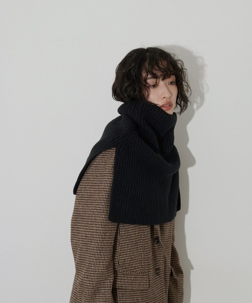 natural couture(ナチュラルクチュール)の「タートルニットケープ(ストール/ショール・レディース・アイボリー/ブラック・FREE)」の15枚目の写真