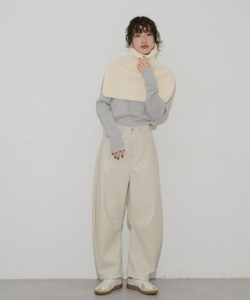 natural couture(ナチュラルクチュール)の「タートルニットケープ(ストール/ショール・レディース・アイボリー/ブラック・FREE)」の5枚目の写真