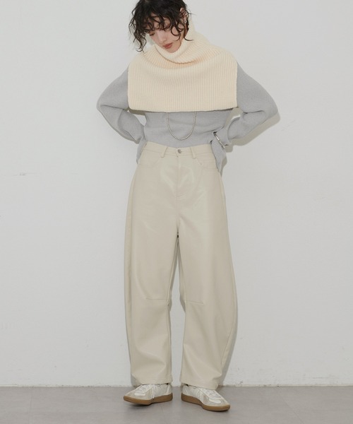 natural couture(ナチュラルクチュール)の「タートルニットケープ(ストール/ショール・レディース・アイボリー/ブラック・FREE)」の4枚目の写真