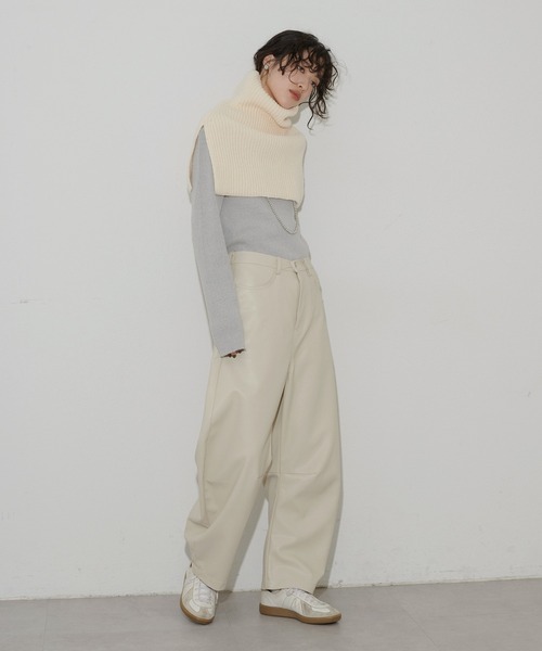 natural couture(ナチュラルクチュール)の「タートルニットケープ(ストール/ショール・レディース・アイボリー/ブラック・FREE)」の6枚目の写真