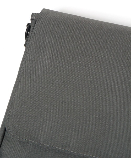 LAKOLE（ラコレ）の「ポータブルケース(A4) / 110446（PC・タブレットケース・レディース・アイボリー/チャコール・FREE）」の6枚目の写真