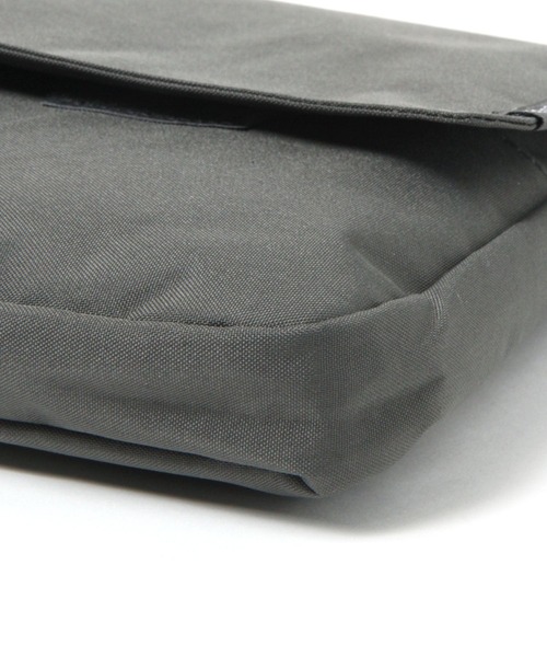 LAKOLE（ラコレ）の「ポータブルケース(A4) / 110446（PC・タブレットケース・レディース・アイボリー/チャコール・FREE）」の9枚目の写真