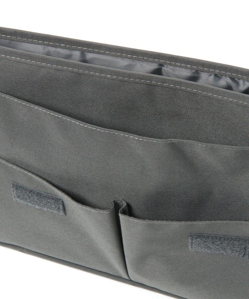 LAKOLE（ラコレ）の「ポータブルケース(A4) / 110446（PC・タブレットケース・レディース・アイボリー/チャコール・FREE）」の11枚目の写真