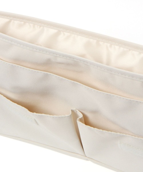 LAKOLE（ラコレ）の「ポータブルケース(A4) / 110446（PC・タブレットケース・レディース・アイボリー/チャコール・FREE）」の13枚目の写真