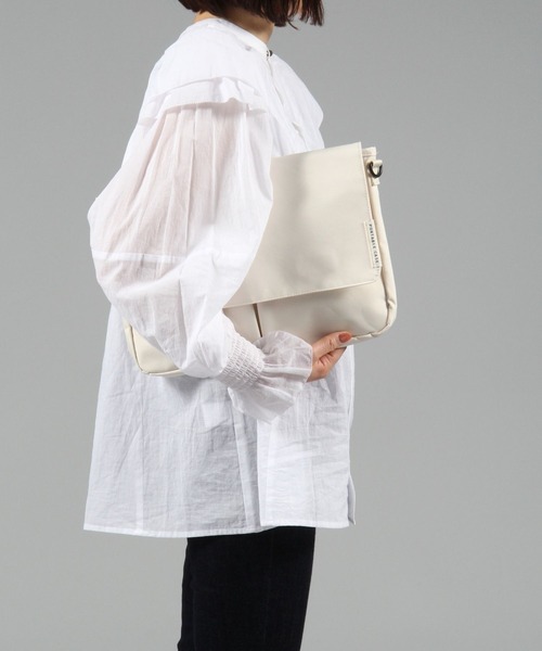 LAKOLE（ラコレ）の「ポータブルケース(A4) / 110446（PC・タブレットケース・レディース・アイボリー/チャコール・FREE）」の14枚目の写真