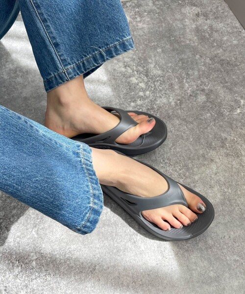 OOFOS(ウーフォス)の「【OOFOS/ウーフォス】OOriginal(サンダル・レディース・グレー/ベビーピンク/ブラック/ベージュ/ライトグレー・25/24/23)」の3枚目の写真