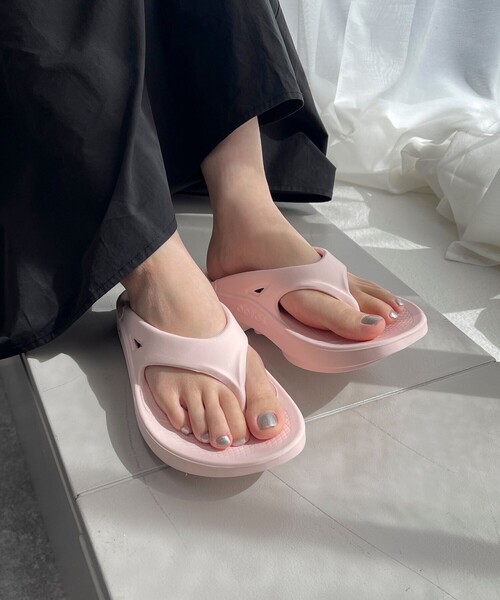 OOFOS(ウーフォス)の「【OOFOS/ウーフォス】OOriginal(サンダル・レディース・グレー/ベビーピンク/ブラック/ベージュ/ライトグレー・25/24/23)」の21枚目の写真