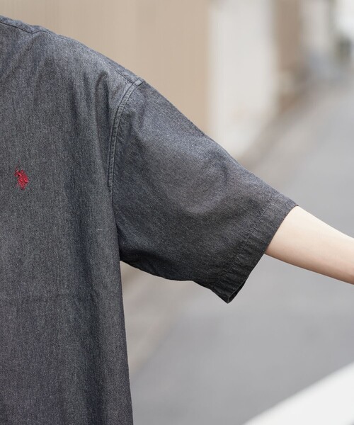 PUBLUX（パブリュクス）の「U.S.POLO ASSN./ユーエスポロアッスン 別注 ワンポイント刺繍デニムショートスリーブシャツ/デニムシャツ/ユニセックス(限定展開)（シャツ/ブラウス・メンズ・ブラック/サックスブルー/インディゴブルー・SMALL/MEDIUM/LARGE）」の13枚目の写真