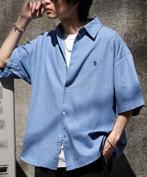 PUBLUX（パブリュクス）の「U.S.POLO ASSN./ユーエスポロアッスン 別注 ワンポイント刺繍デニムショートスリーブシャツ/デニムシャツ/ユニセックス(限定展開)（シャツ/ブラウス・メンズ・ブラック/サックスブルー/インディゴブルー・SMALL/MEDIUM/LARGE）」の2枚目の写真
