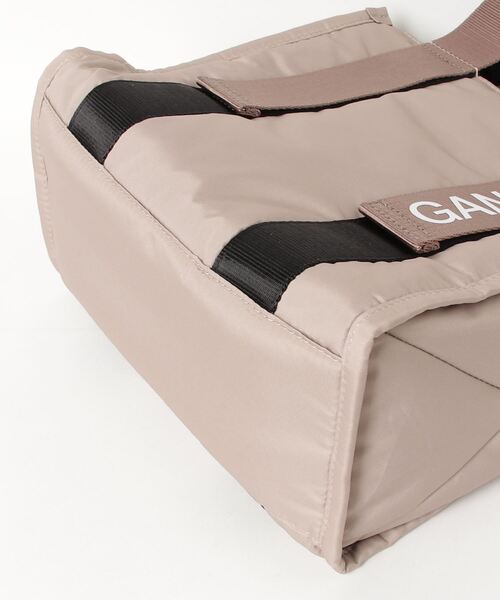 ADAM ET ROPE'（アダムエロペ）の「【GANNI(ガニー)】RECYCLED TECH SMALL TOTE（ショルダーバッグ・レディース・ライトグレー・FREE）」の3枚目の写真