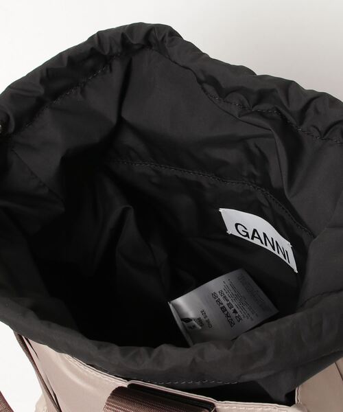 ADAM ET ROPE'（アダムエロペ）の「【GANNI(ガニー)】RECYCLED TECH SMALL TOTE（ショルダーバッグ・レディース・ライトグレー・FREE）」の4枚目の写真