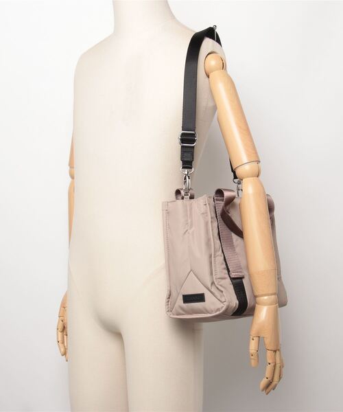ADAM ET ROPE'（アダムエロペ）の「【GANNI(ガニー)】RECYCLED TECH SMALL TOTE（ショルダーバッグ・レディース・ライトグレー・FREE）」の5枚目の写真