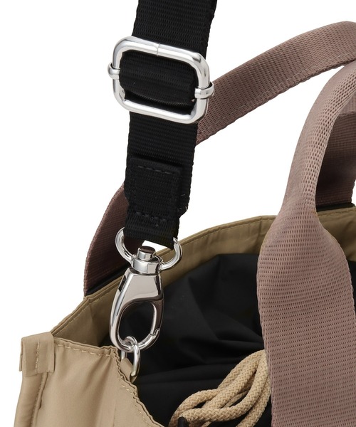 ADAM ET ROPE'（アダムエロペ）の「【GANNI(ガニー)】RECYCLED TECH SMALL TOTE（ショルダーバッグ・レディース・ライトグレー・FREE）」の14枚目の写真