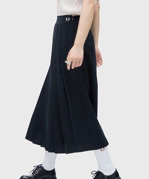FRED PERRY(フレッドペリー)の「Pleated Skirt(スカート・レディース・ブラック・8)」の3枚目の写真
