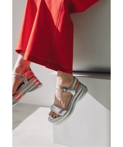 STACCATO（スタッカート）の「パフィーバウムライクソールサンダル（サンダル・レディース・ホワイト/シルバー・23.5cm/24cm/24.5cm/23cm/22.5cm）」の2枚目の写真