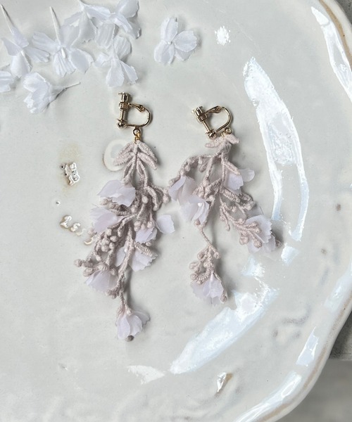 m.soeur（エムスール）の「くすみピンクのなでしこイヤリング（イヤリング・レディース・ピンク・FREE）」の2枚目の写真