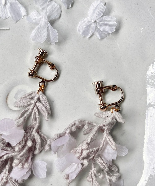 m.soeur（エムスール）の「くすみピンクのなでしこイヤリング（イヤリング・レディース・ピンク・FREE）」の3枚目の写真