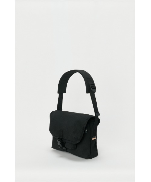Hender Scheme（エンダースキーマ）の「messenger bag small（ショルダーバッグ・メンズ・カーキオリーブ/ブラック/ネイビー・FREE）」の4枚目の写真