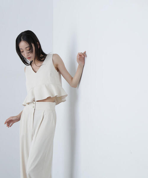NATURAL BEAUTY BASIC（ナチュラルビューティーベーシック）の「◇クロップドペプラムトップス＆パンツ（パンツドレス・レディース・ブラック/ベージュ・MEDIUM）」の2枚目の写真