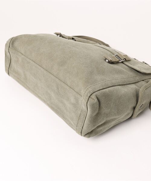 A.P.C.(アーペーセー)の「BESACE RECUPERATION(メッセンジャーバッグ・メンズ・カーキ・ONESIZE)」の3枚目の写真