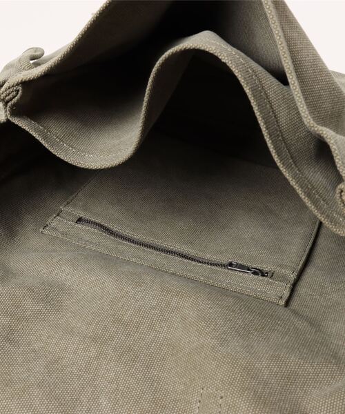 A.P.C.(アーペーセー)の「BESACE RECUPERATION(メッセンジャーバッグ・メンズ・カーキ・ONESIZE)」の4枚目の写真