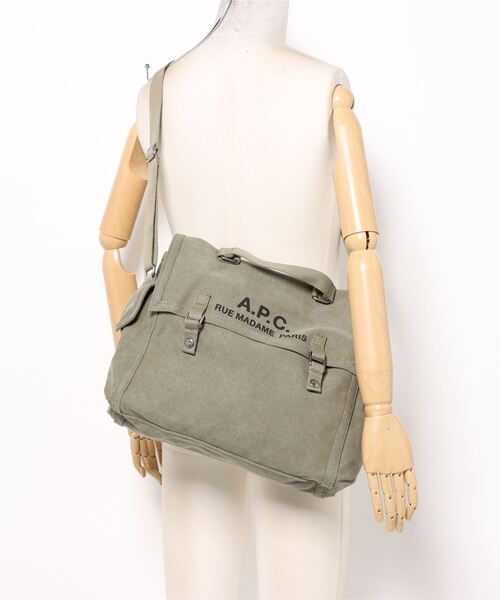 A.P.C.(アーペーセー)の「BESACE RECUPERATION(メッセンジャーバッグ・メンズ・カーキ・ONESIZE)」の5枚目の写真
