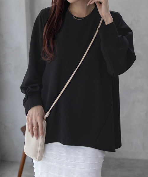NAVY(ネイビー)の「NAVY きれい見え エンボス チュニックプルオーバー(その他トップス・レディース・グレイッシュベージュ/ブラック/チャコールグレー・M/L)」の1枚目の写真