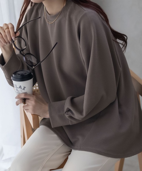 NAVY(ネイビー)の「NAVY きれい見え エンボス チュニックプルオーバー(その他トップス・レディース・グレイッシュベージュ/ブラック/チャコールグレー・M/L)」の4枚目の写真